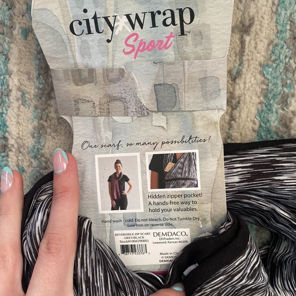 City Wrap Sport - Reversible Zip Scarf - Picture 3 of 4